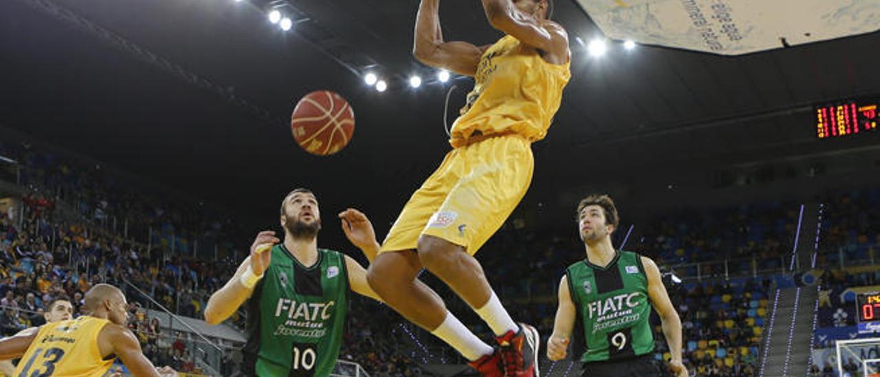 Walter Tavares machaca el aro ante la mirada de Albert Miralles.