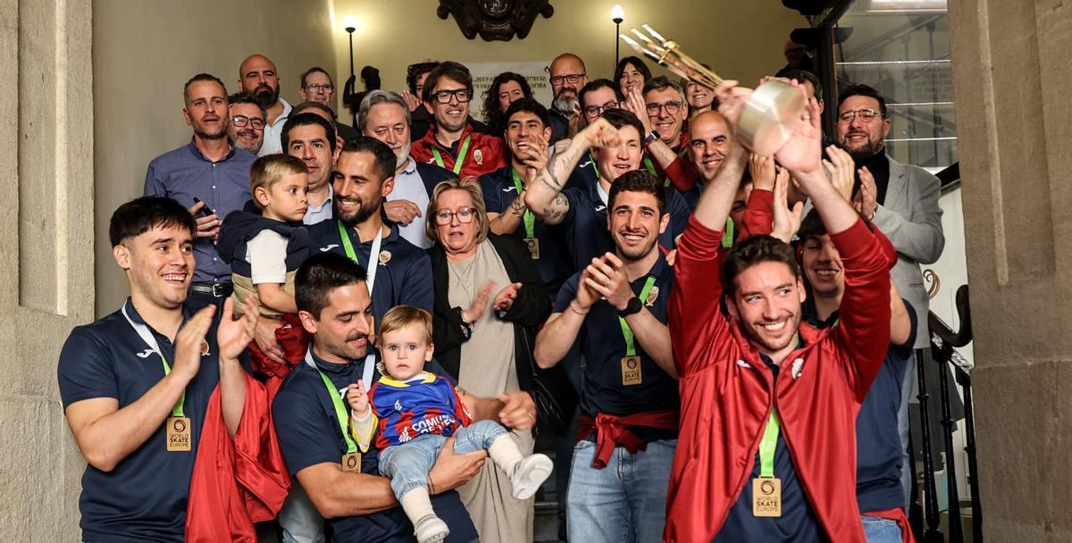 La plantilla del Patín Alcodiam celebrando el título europeo en el Ayuntamiento de Alcoy.