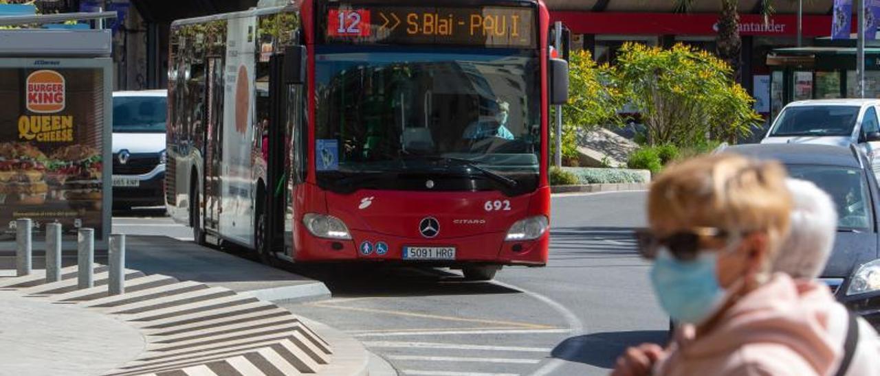 La línea 12 del servicio de autobús, con el nuevo contrato, ya no finalizará en Luceros, sino que continuará hasta el Postiguet.  | RAFA ARJONES