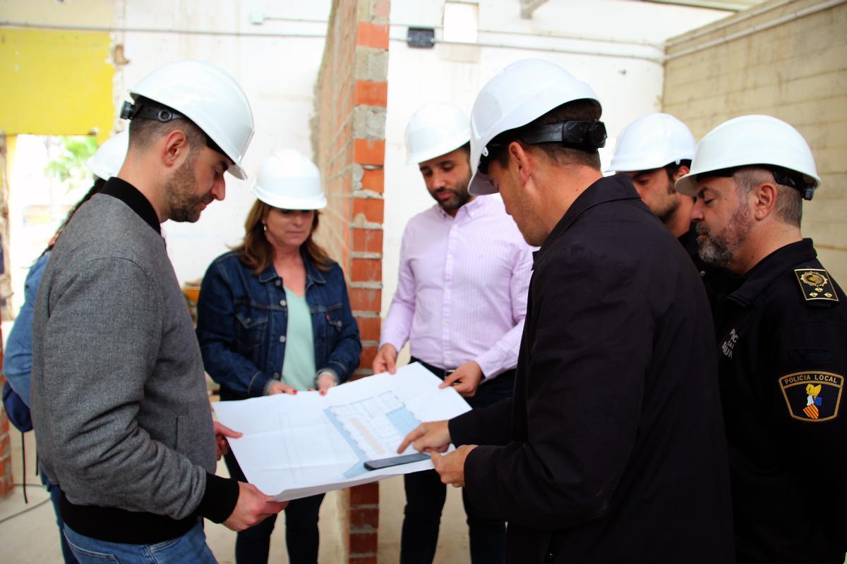 Concejales y técnicos revisando la obra