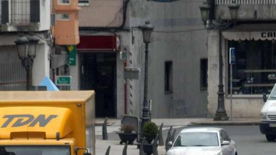 Coches circulando por el casco urbano de Lalín.  // Bernabé/Javier Lalín