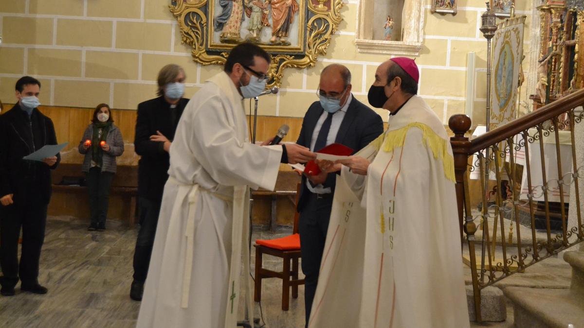 El obispo Jesús Fernández, a la derecha, hace entrega de la pastoral