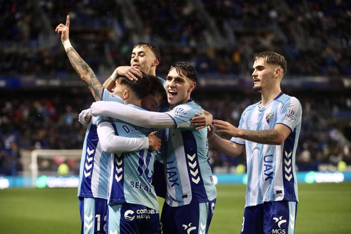 Los jugadores del Málaga CF celebran el gol de Larrubia ante el Burgos.
