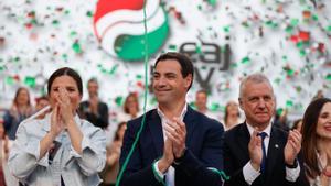 Imanol Pradales (c), junto al lehendakari saliente, Iñigo Urkullu (2d), durante el acto de cierre de campaña del PNV.