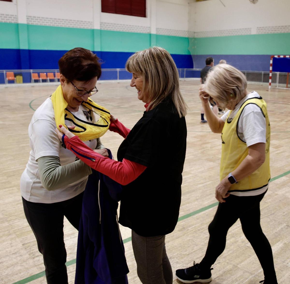 Fútbol andando, el deporte de moda entre los mayores de Langreo