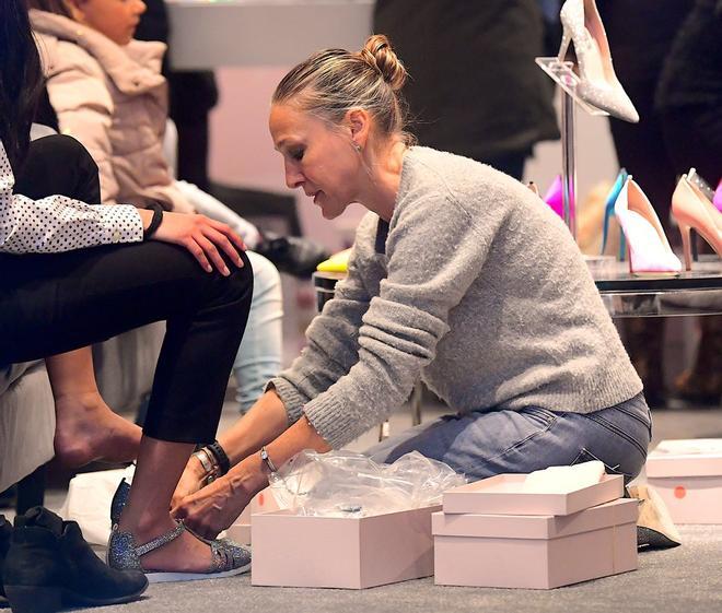 Sarah Jessica Parker ayuda a encontrar los zapatos perfectos en la 'pop up' de su línea de zapatos en Nueva York