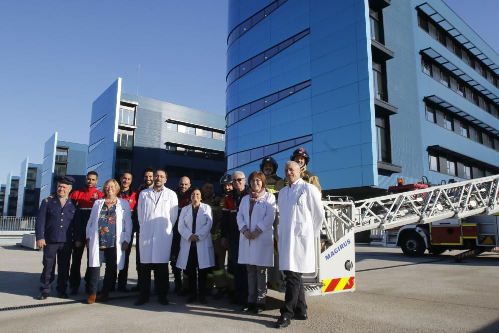 Visita de los bomberos a los niños del Cunqueiro