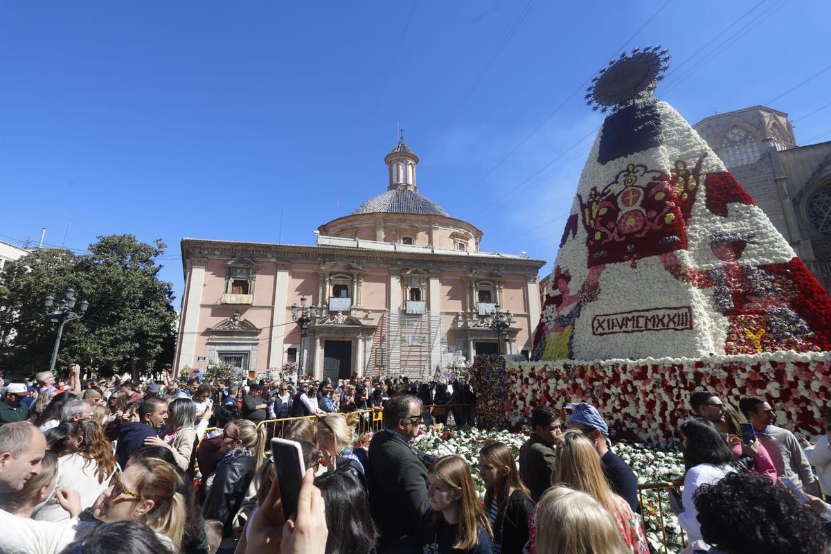 Visitantes para ver el manto de la Virgen tras la Ofrenda del 17 y el 18 de marzo.