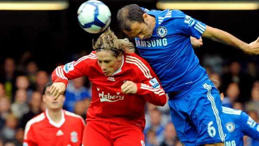 El defensa del Chelsea Cavalho roba un balón aéreo a Torres.