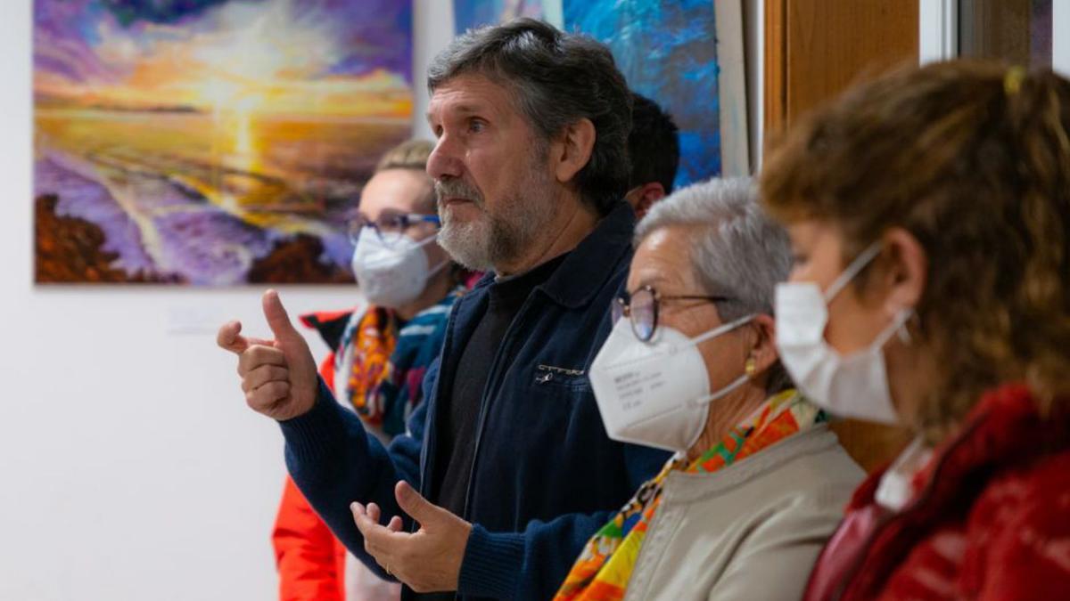 El pintor redondelano Suso C. Ben durante la inauguración.