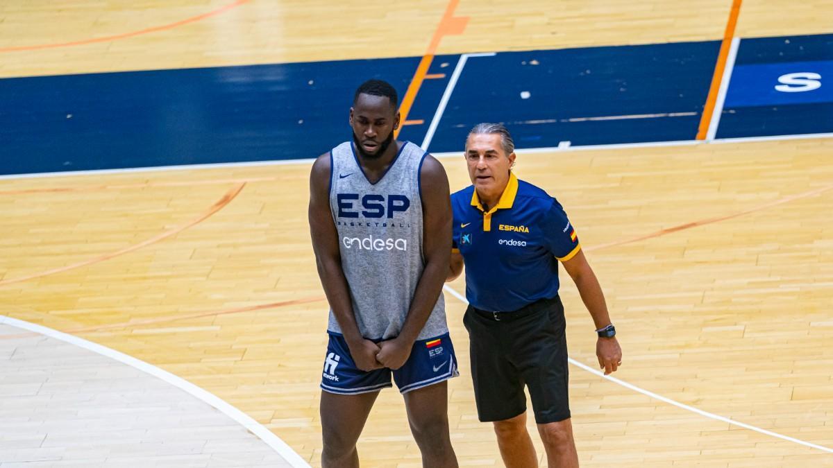 Sergio Scariolo y Usman Garuba, en un entrenamiento de la selección española