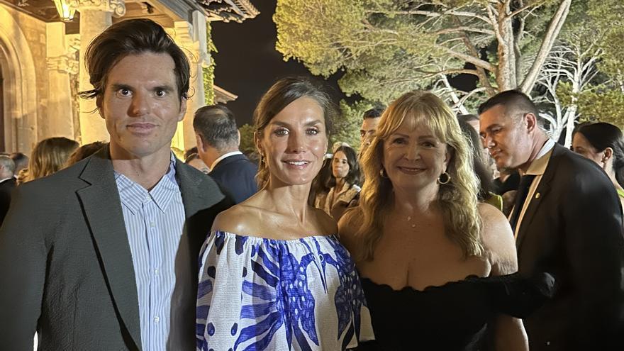 La reina Letizia con la diseñadora Charo Ruiz y otro invitado