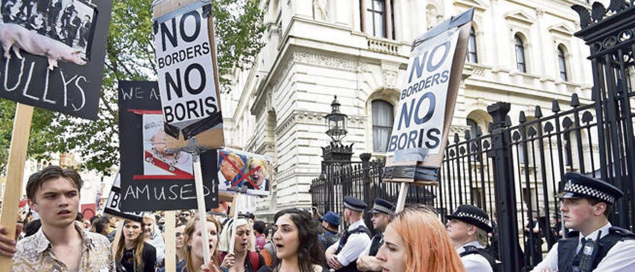 arios manifestantes que apoyan la permanencia del Reino Unido en la Unión Europea protestan delante tras conocer el resultado del referéndum en el centro de Londres.