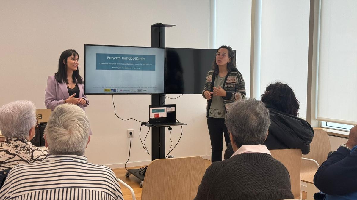 Laura Nieto y Betania Groba, en un momento de la explicación del proyecto.