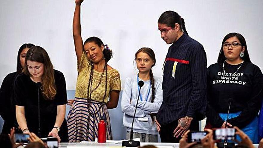 Greta Thunberg, rodeada de jóvenes activistas, durante una rueda de prensa, ayer, en Madrid.