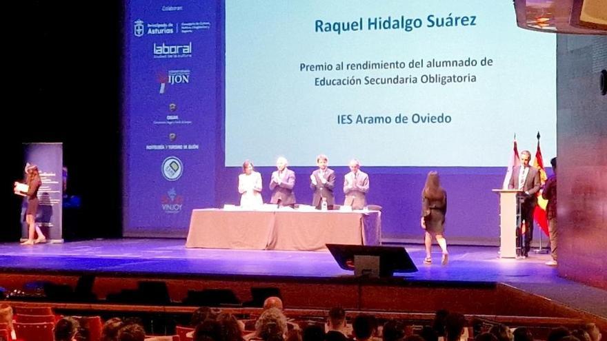 Un momentu de la ceremonia d'entrega de los Premios estraordinarios al esfuerzu personal y al rendimientu académicu.