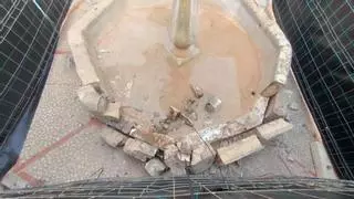 Maniobran marcha atrás con el coche y lo empotran contra una fuente histórica de Xàtiva