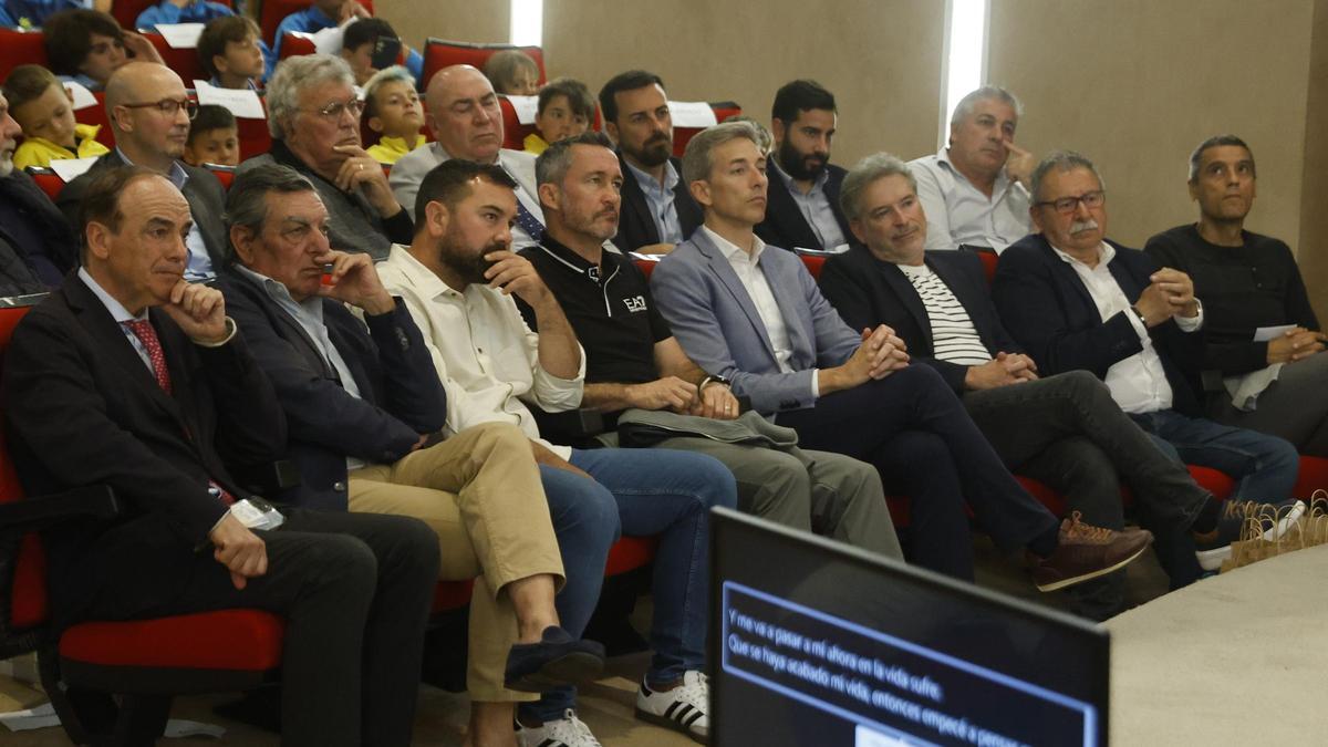 Alfonso Díaz, cuarto por la derecha, este lunes en el Club Diario de Mallorca