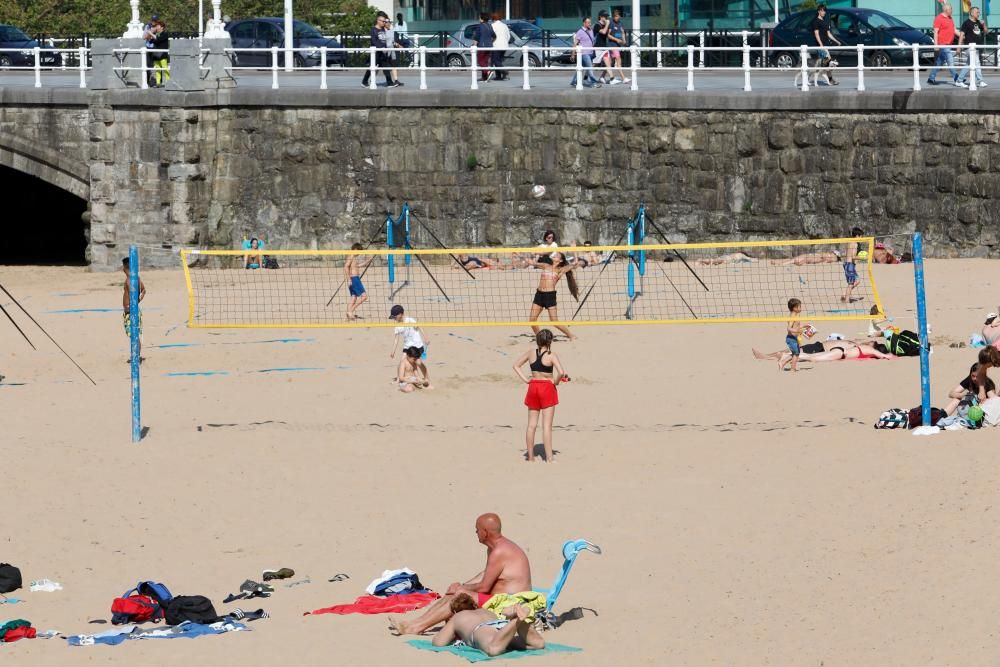 Buen tiempo en la playa de San Lorenzo en Gijón