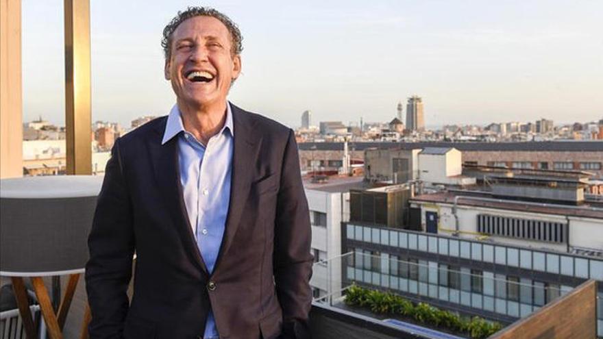 La alegría de Jorge Valdano, con Barcelona al fondo.