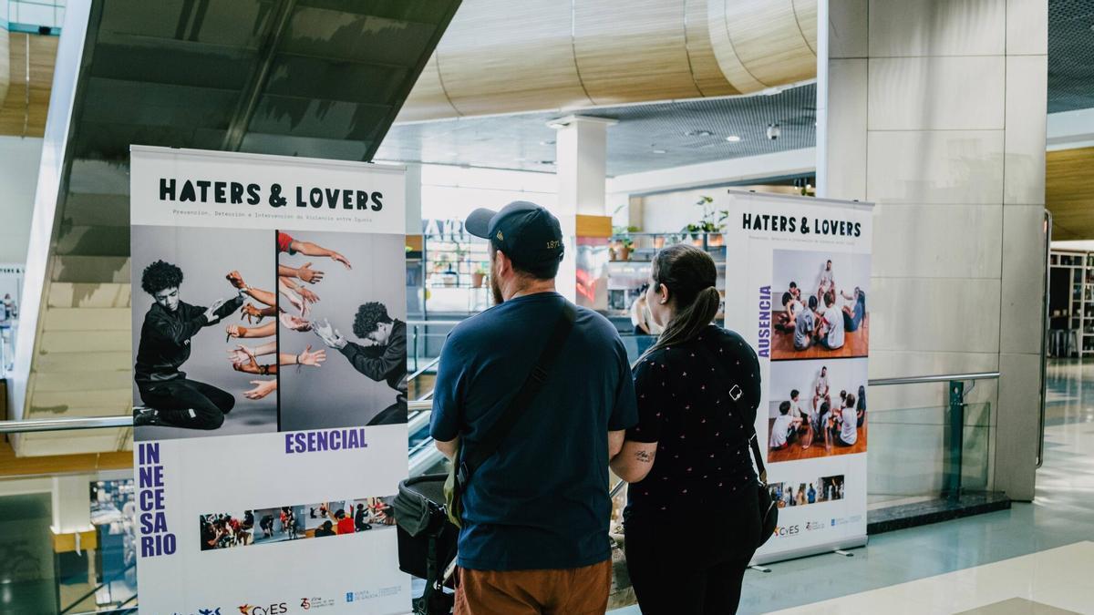 Los ourensanos acuden a la exposición "Haters&amp;Lovers, e ti que ves sendo?".