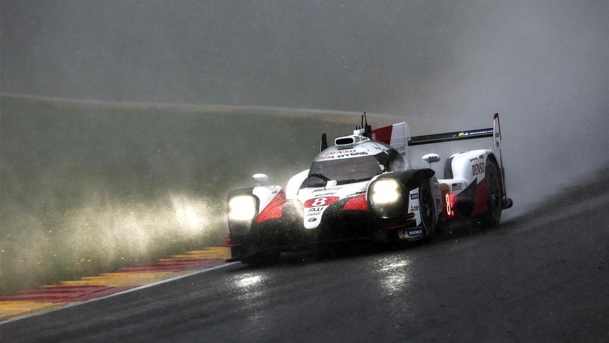 Fernando Alonso conduce el Toyota en Spa.