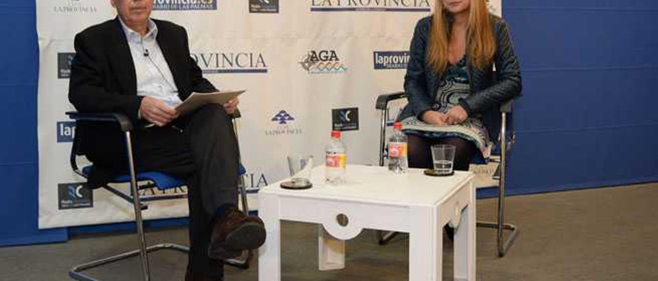 El director del club La Provincia, Javier Durán, y Noemí Santana, ayer durante la entrevista.