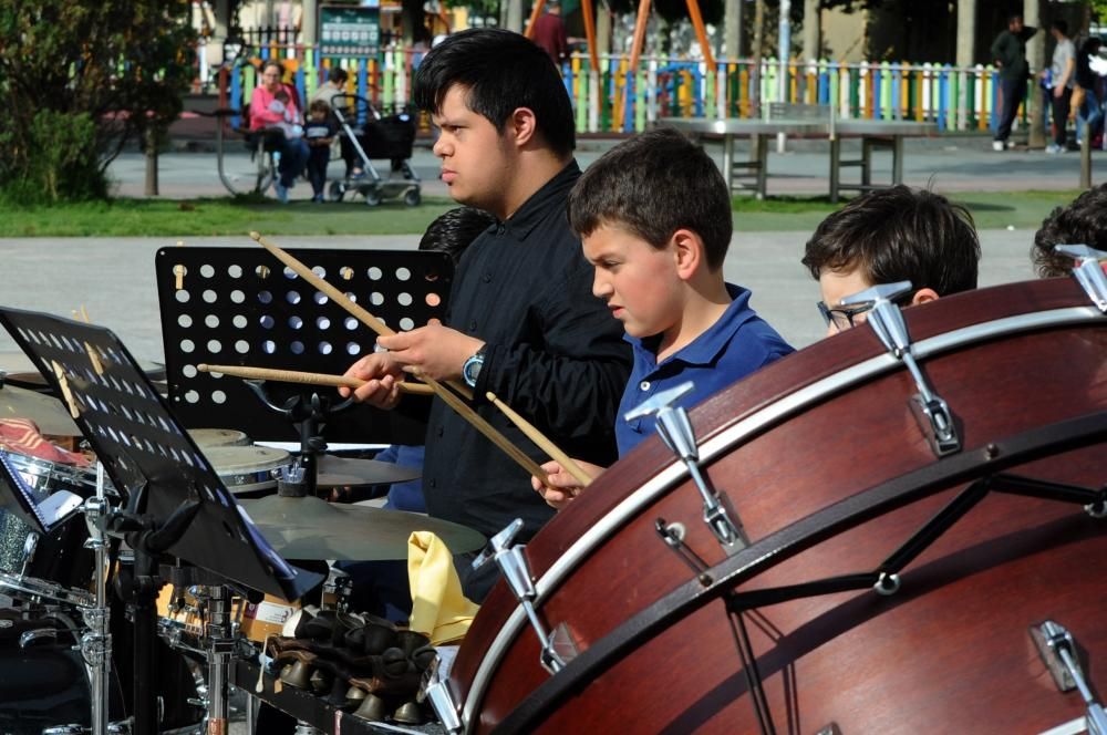 La explanada del Auditorio Municipal sirvió como escenario para la última actuación del curso de los alumnos de la Escola Municipal de Música "Bernardo del Río" de Vilagarcía