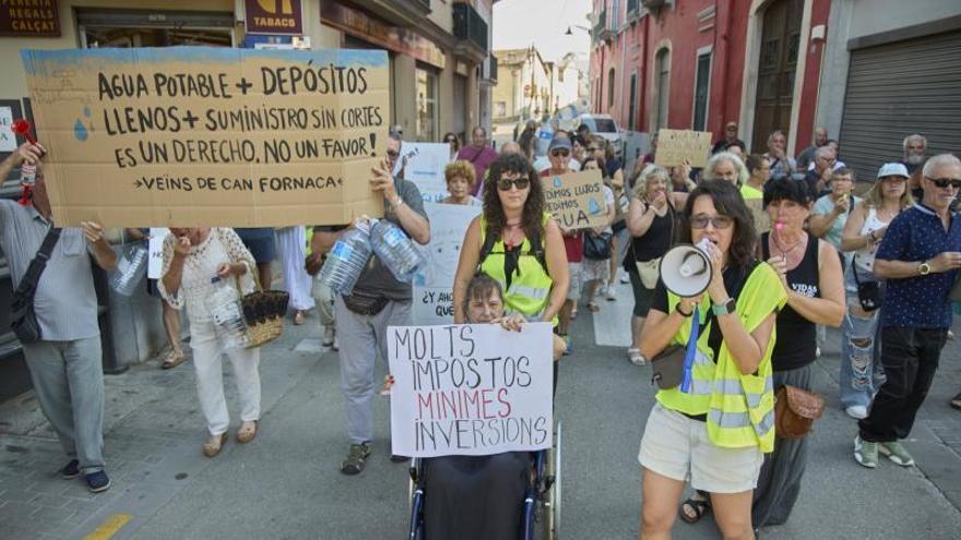 Les imatges dels veïns de Can Fornaca que reclamen solucions als problemes de subministrament d'aigua