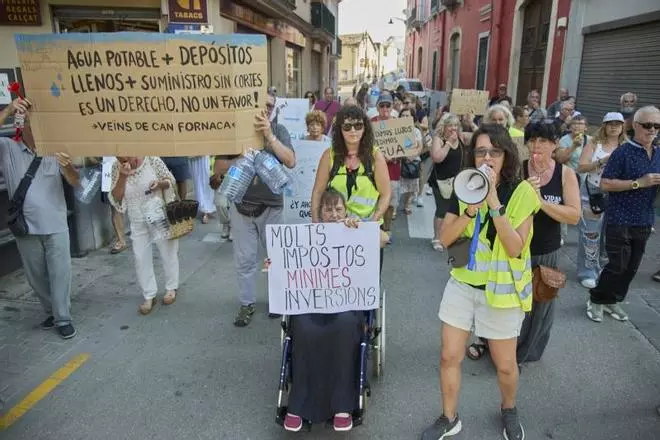 Les imatges dels veïns de Can Fornaca que reclamen solucions als problemes de subministrament d'aigua