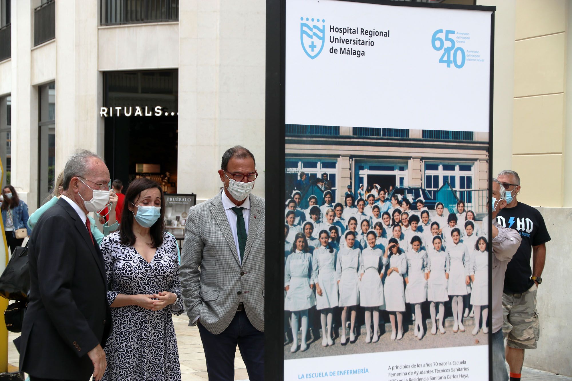 Exposición por el aniversario del Hospital Regional de Málaga en la calle Larios