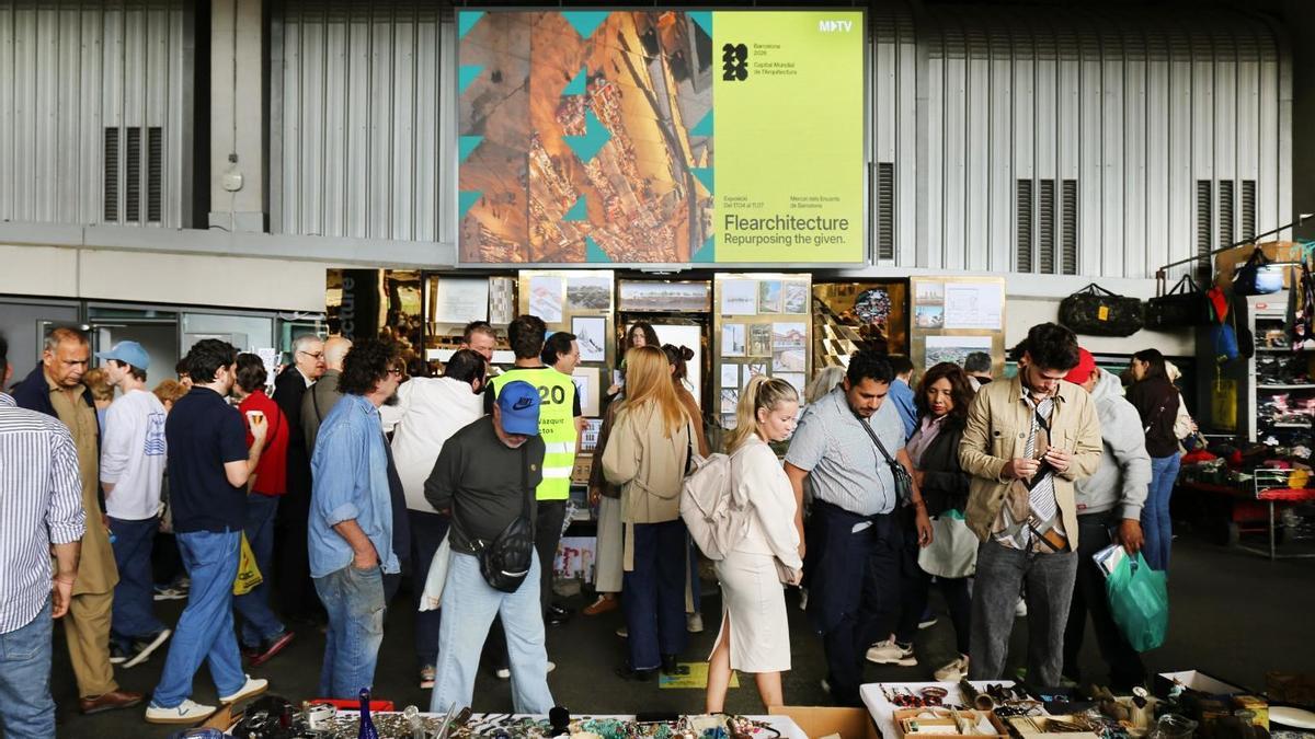 La exposición 'Flearchitecture', en mitad de la zona de subasta del Mercat dels Encants.
