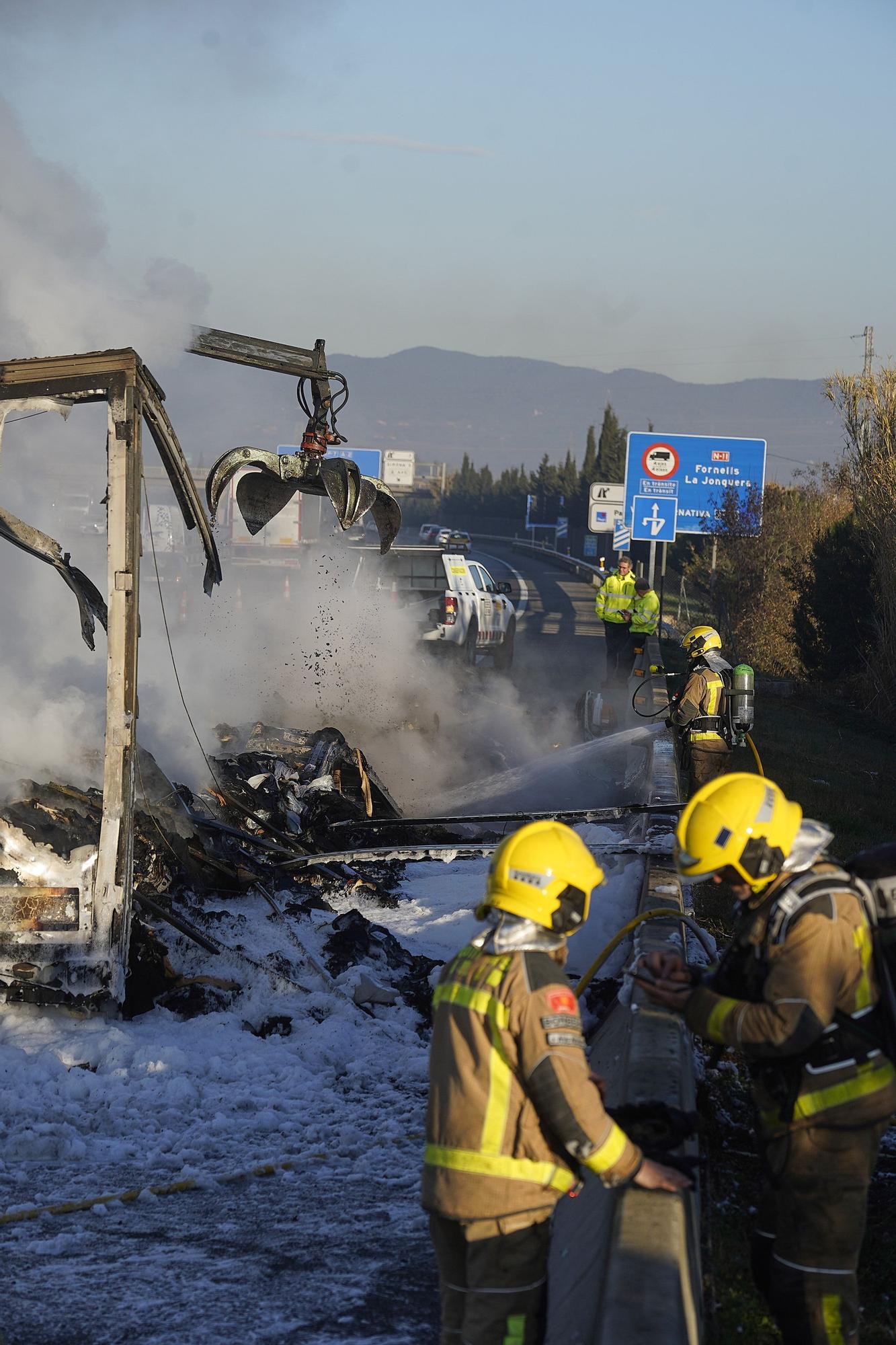 Un camió ha cremat de matinada a Vilablareix i complica la circulació a l'AP-7