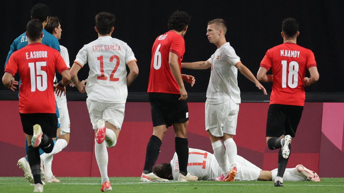 Dani Olmo y Eric Garcia, durante el partido contra Egipto