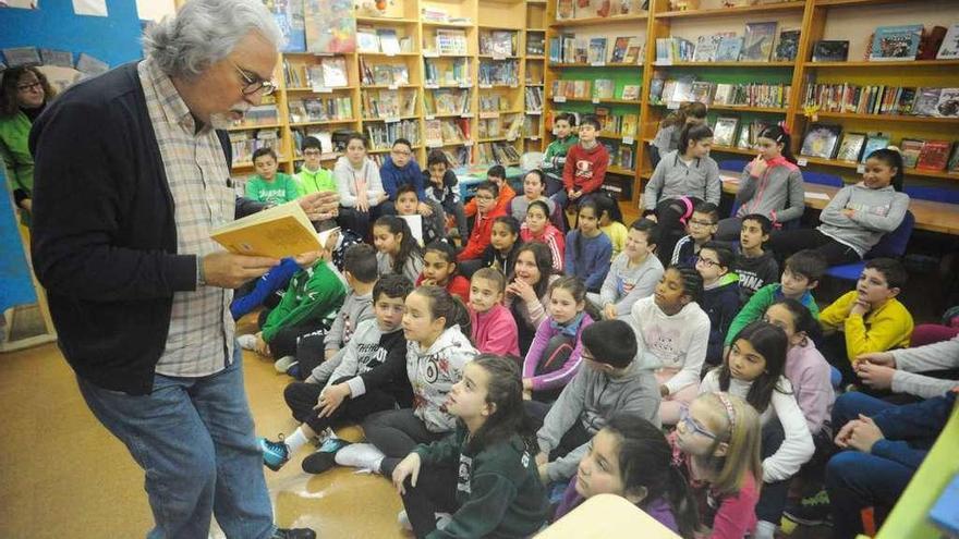 Antonio García Teijeiro, en la biblioteca del colegio de Rubiáns. // Iñaki Abella