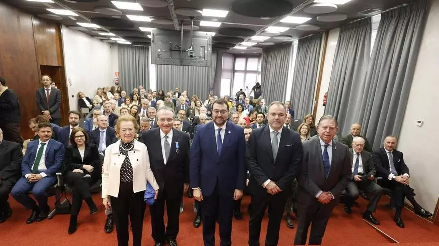 Javier Moll recibe la Medalla de Oro de la Cámara de Oviedo como un "homenaje" a un "periodismo que sirve a la sociedad desde lo cercano, que es lo esencial"