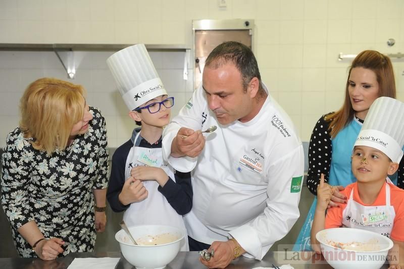 El chef Ángel León imparte en Murcia un taller de cocina para niños con autismo