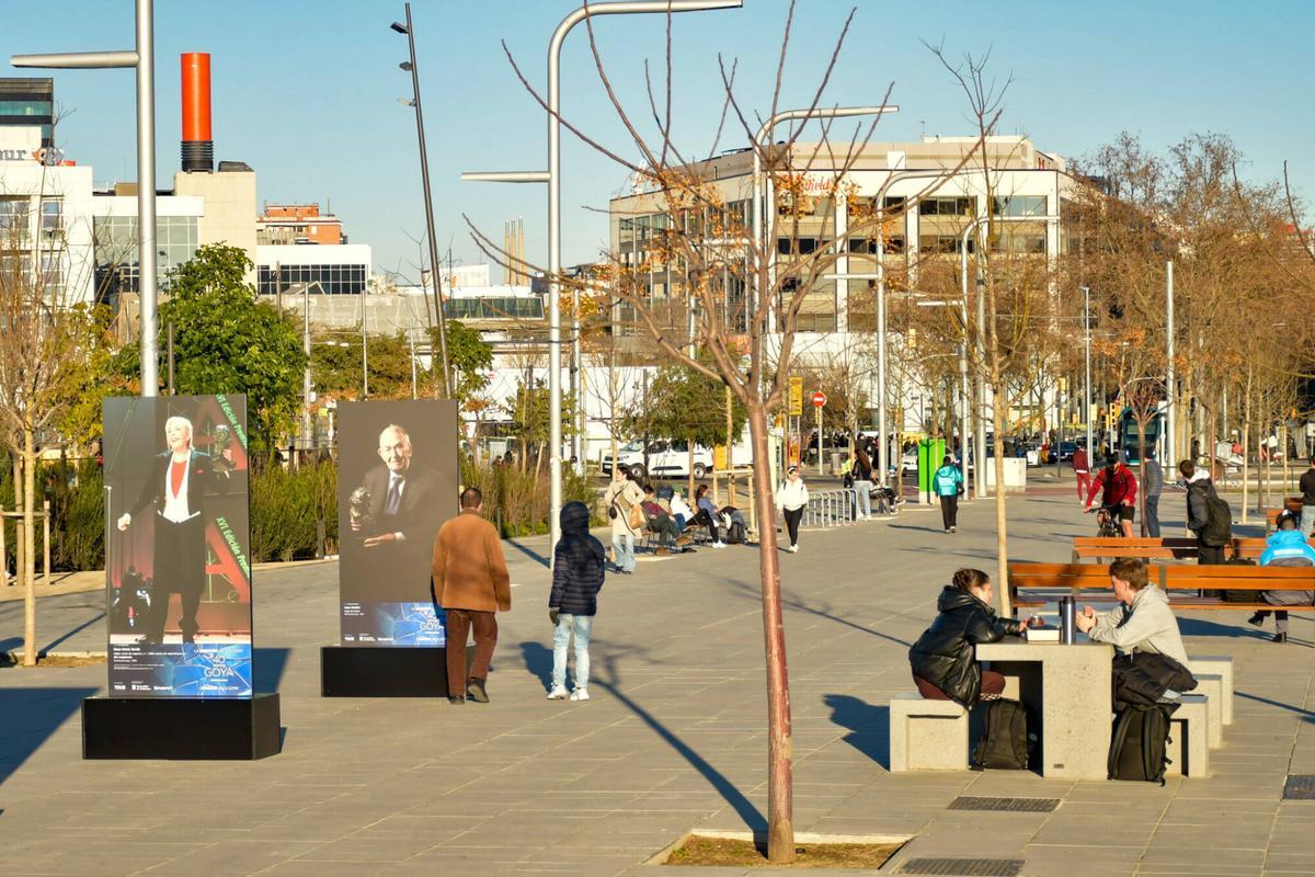 El público barcelonés se detiene ante las fotografías de la Academia para conocer la historia de los catalanes que han ganado un Goya. La muestra fotográfica que estará instalada en Glòries hasta el próximo 1 de marzo. Barcelona, 4 de febrero de 2026.