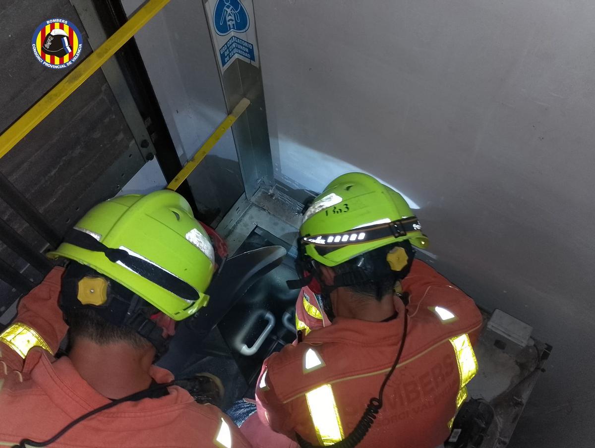 Rescate d elos bomberos en una estación de l'Alcúdia de Crespins.