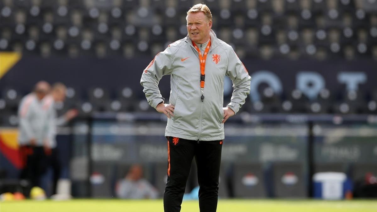 Koeman, en un entrenamiento con la selección holandesa.