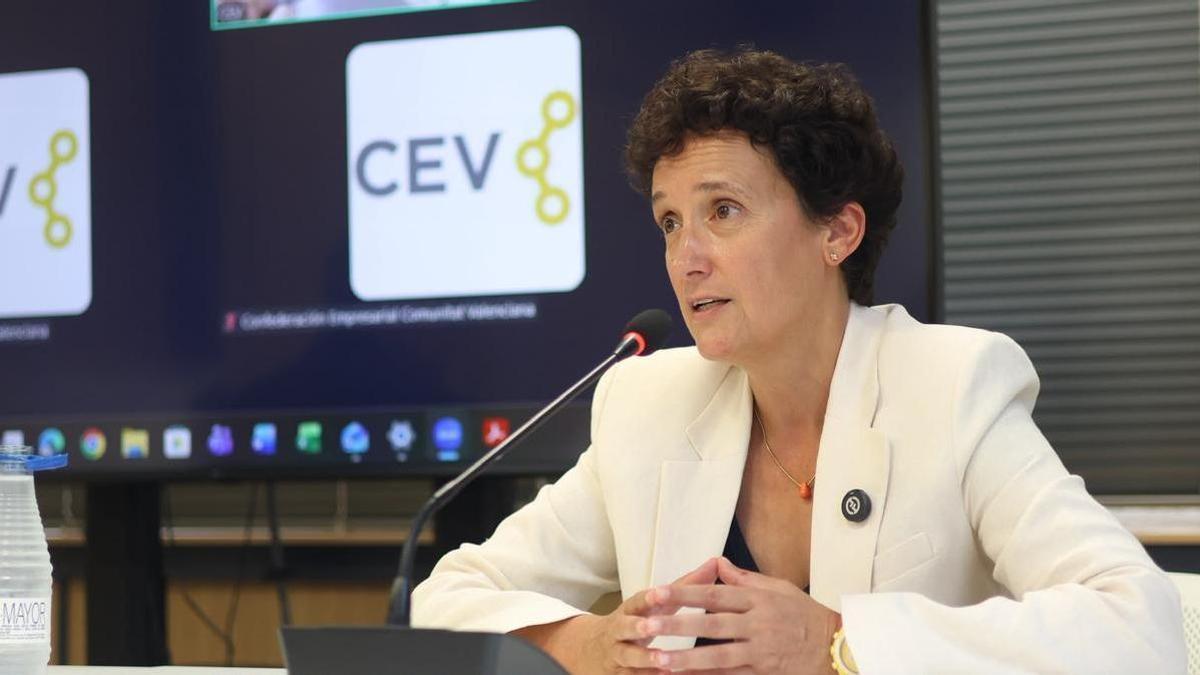 La alcaldesa de Onda, Carmina Ballester, expone ante CEV Castellón la receta económica del municipio.
