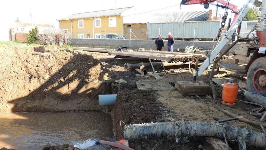 Trabajos de construcción del pozo en la calle Piquillos de Pobladura del Valle, a finales del pasado año.