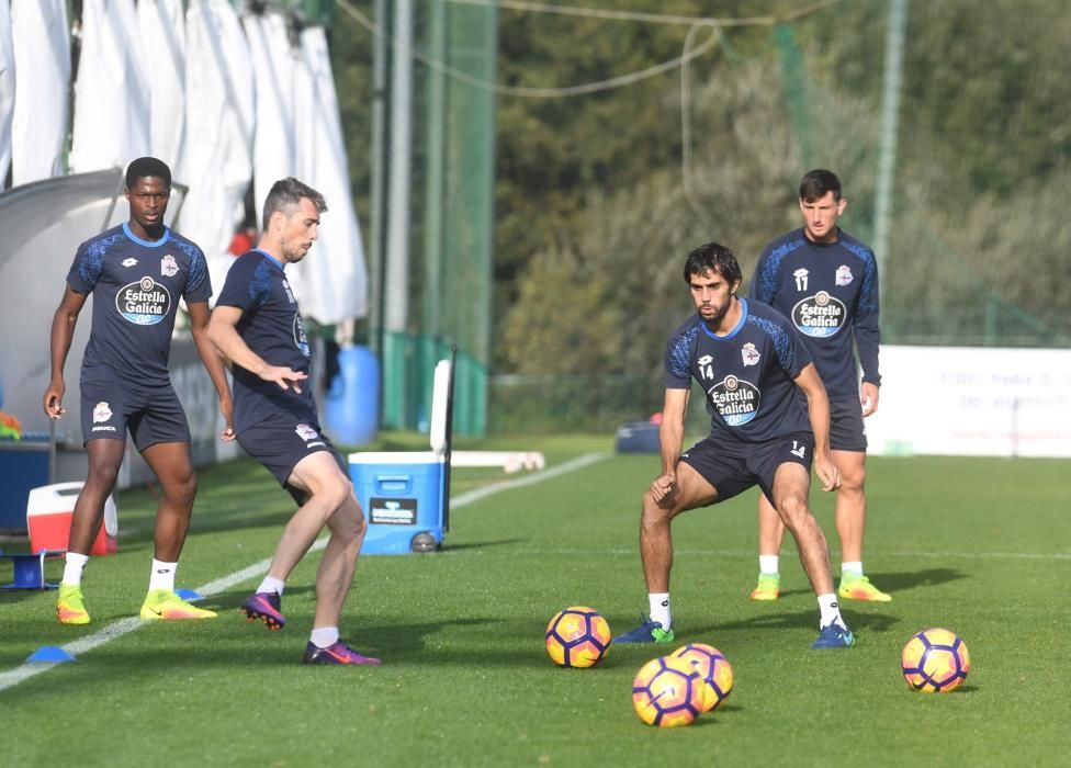 Los titulares de O Noso Derbi tuvieron una sesión de recuperación en Abegondo. Joselu avanza en su recuperación y trabaja por primera vez sobre el césped tras su lesión.