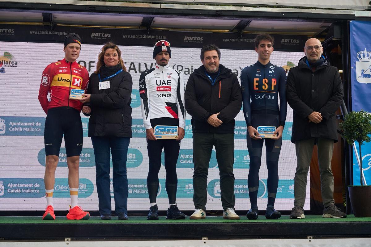 António Morgado, Héctor Álvarez y Adne Holter posan en el podio con sus trofeos.