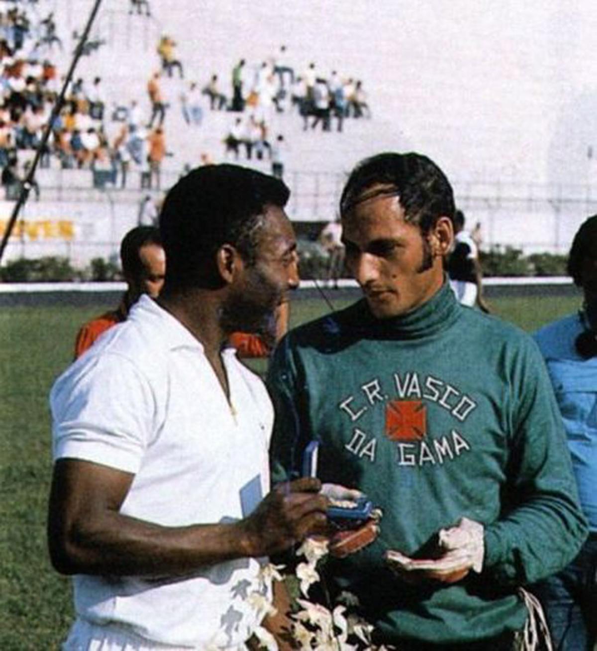 Pelé y Andrada, durante uno de los partidos en los que se enfrentaron en Brasil.