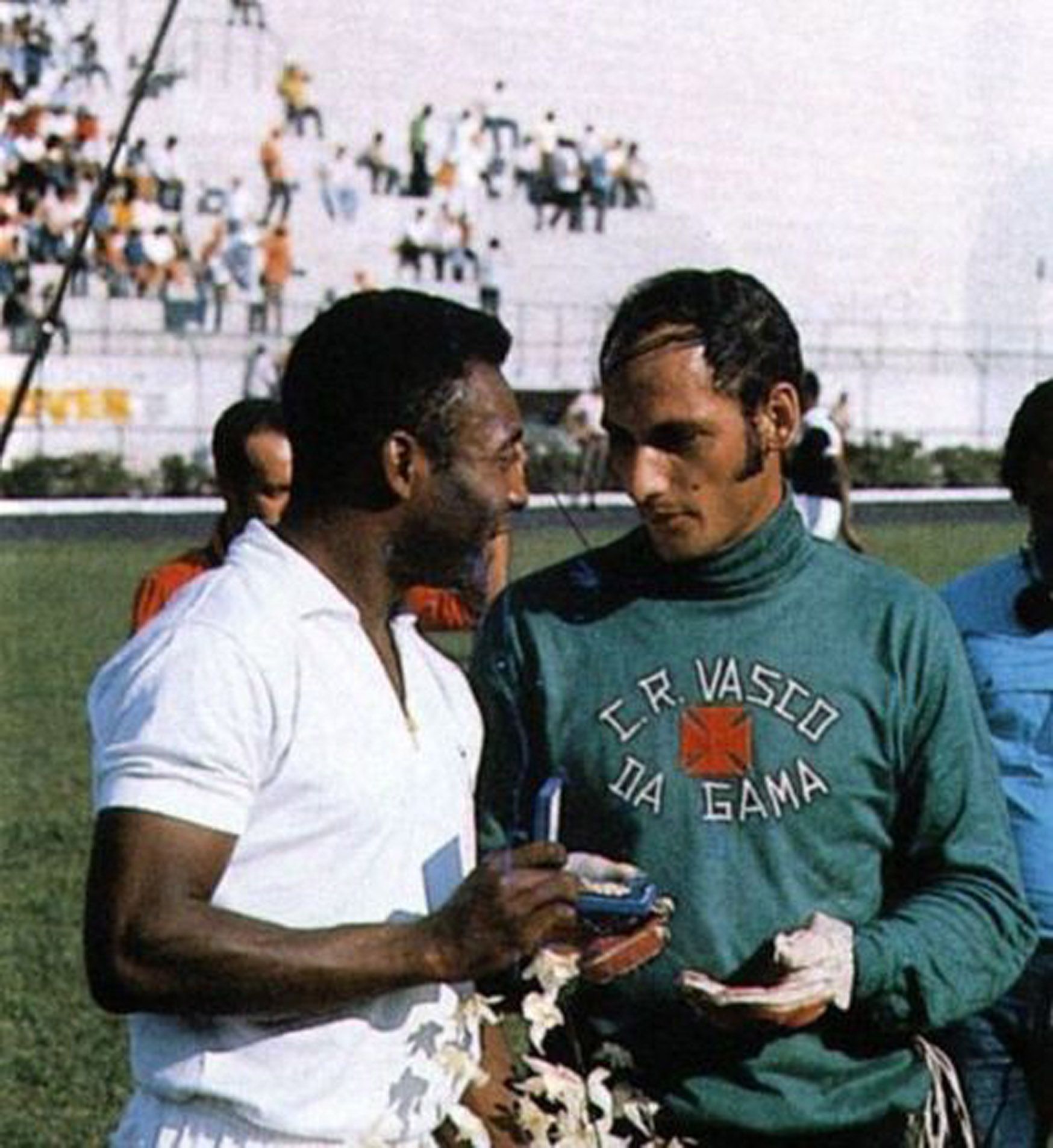 Pelé y Andrada, durante uno de los partidos en los que se enfrentaron en Brasil. FDV