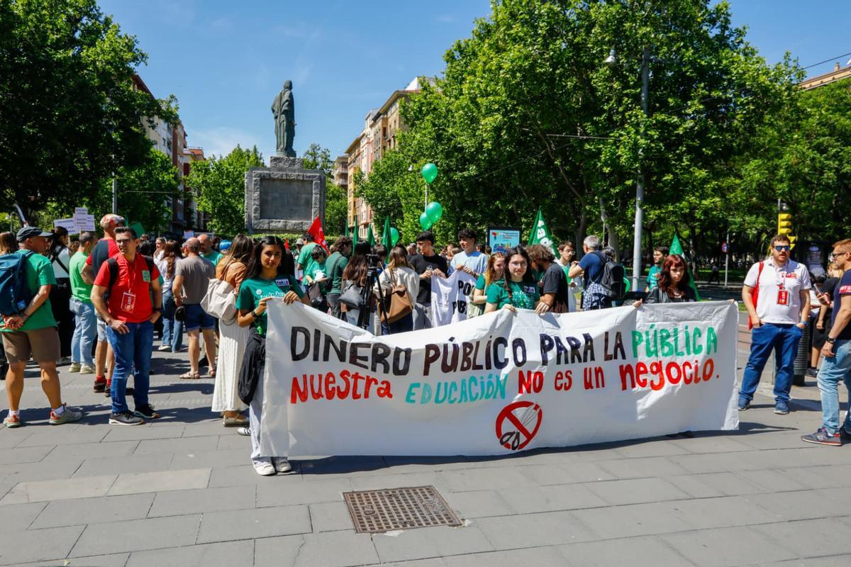Los estudiantes se manifiestan en el segundo día de huegla por la educación pública.