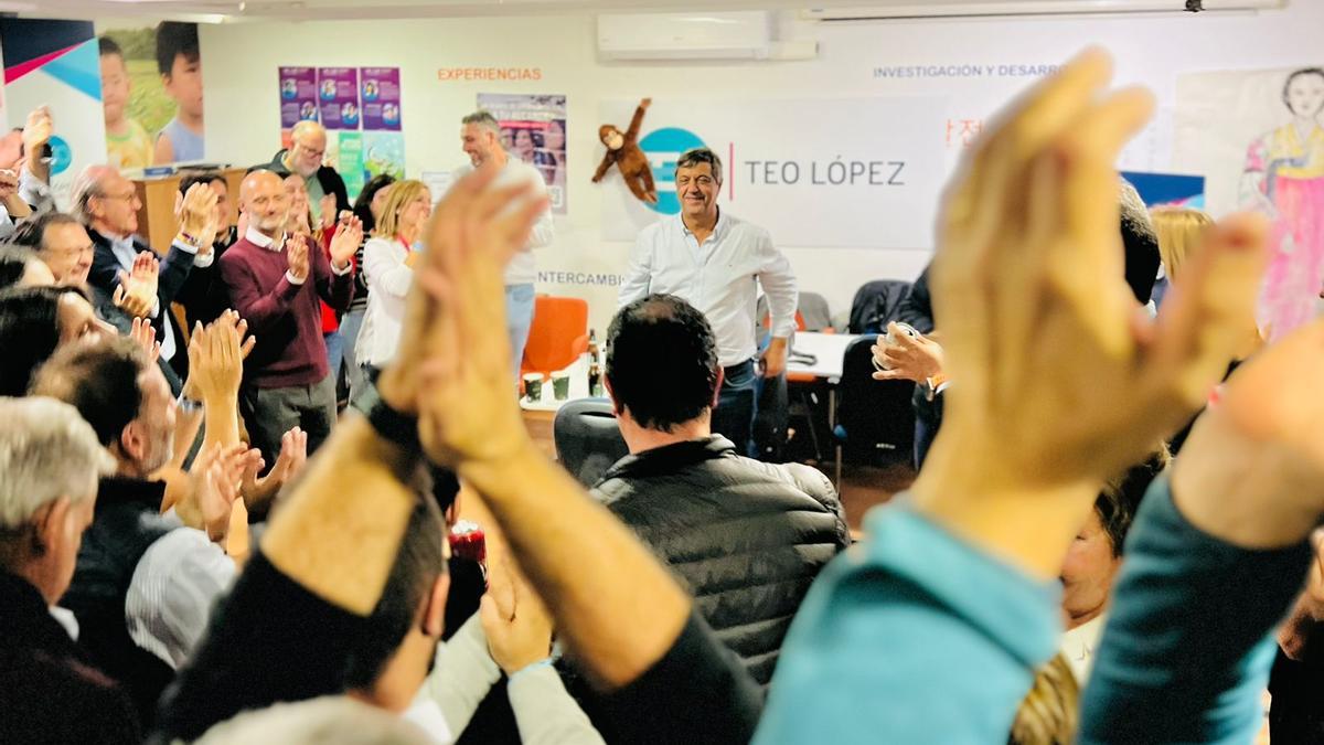 El candidato más votado Teo López Navarrete recibe el aplauso de su equipo