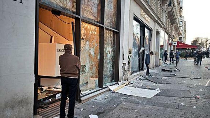 L&#039;entrada d&#039;una botiga destrossada als Camps Elisis de París