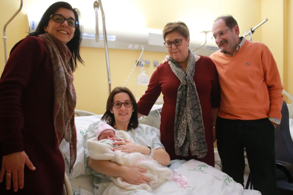 Inmaculada Varo sostiene a la pequeña Carlota, la primera niña nacida este año en el hospital de Antequera.